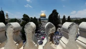 حضور پرشکوه هزاران نمازگزار فلسطینی در مسجد الاقصی