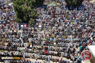 300,000 worshipers perform prayers at Al-Aqsa Mosque