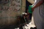 راهکار ابتدایی مردم غزه برای رهایی از گرمای شدید تابستان