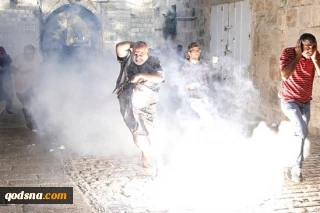 Scores injured as Israeli forces raid Al-Aqsa again