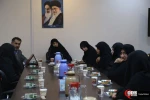 دیدار دختر امام(ره) با همسران شهدای مدافع حرم و نثار شاخه های گل بر سر مزار شهدای اصفهان (۱)
 2
