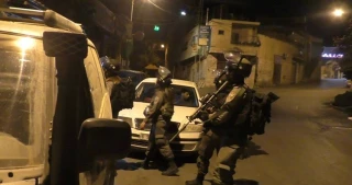 Israeli troopers kidnap Palestinians, including woman, in dawn raids