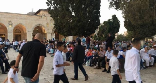 رغم التضييقات الأمنية؛ آلاف المسلمين يؤدون صلاة العيد في الأقصى