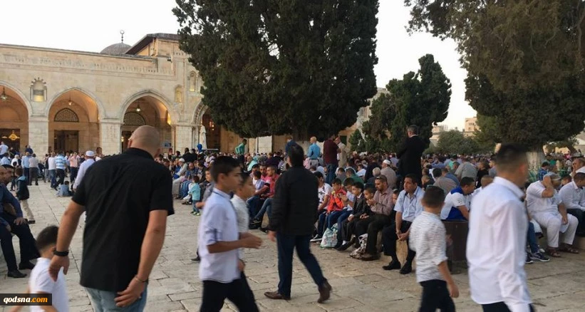 رغم التضييقات الأمنية الإسرائيلية؛ آلاف المسلمين يؤدون صلاة العيد في الأقصى
 2