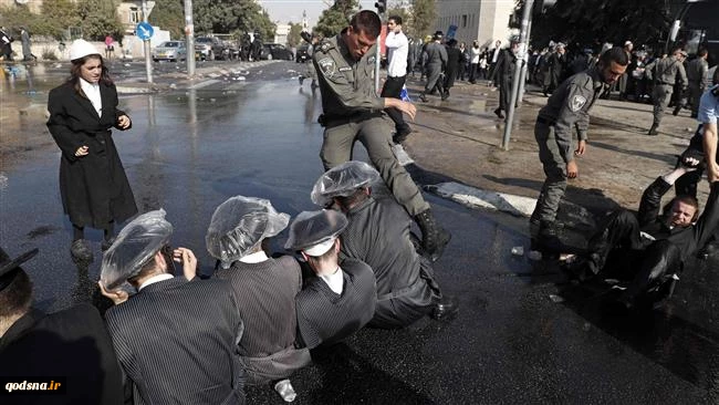Violent clashes as Israelis protest joining army  2