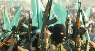 لا يجوز لحماس الاحتفاظ بأسلحتها التي تملكها حاليا؛

الاحتلال: نزع سلاح حماس أهم اختبار للمصالحة الفلسطينية