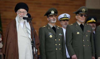 رهبر معظم انقلاب اسلامی در مراسم دانش‌آموختگی دانشجویان دانشگاه های افسری ارتش:

قدرت دفاعی کشور هرگز قابل مذاکره ومعامله نیست/دشمن اقتدارملی ومنطقه‌ای ما را مزاحم می‌داند
