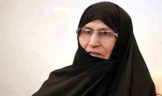 بمناسبة وفاة والده؛

كريمة الإمام الخميني(رض) تُقدم عزاءها للواء قاسم سليماني