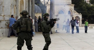 Scores of Israeli troopers, settlers storm al-Aqsa