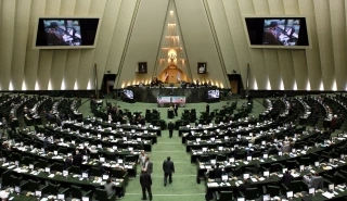 بالاضافة إلي خفض حجم تبادلاتها الإقتصادية مع أميركا الي أدني مستوي ممكن؛

نواب البرلمان الايراني يطالبون البلدان الإسلامية بقطع علاقاتها الدبلوماسية مع اسرائيل