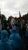 ادامه تظاهرات مردم اندونزی مقابل سفارت آمریکا در حمایت از قدس با وجود باران سنگین و سیل 7