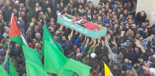 در غزه و کرانه باختری برگزار شد؛

تشییع باشکوه شهدای جمعه خشم با تاکید بر ادامه انتفاضه/ هنیه: قدس توطئه‎ها را خنثی می‌کند