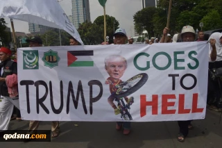 Indonesian Religious Affairs minister Lukman Hakim Saifuddin seen between, Millions in rally to support Palestine