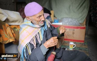 Golden fingers weaving hats using a wooden spindle