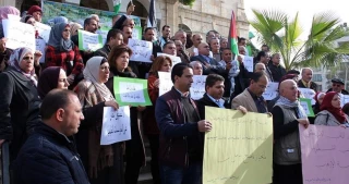 Rally held in Nablus over US cut of aid to Palestine refugees