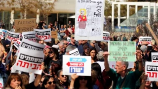 Tens of thousands of Zionists call for 'Crime Minister' to resign