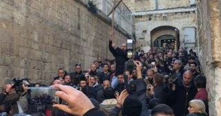 احتفالات تعم أحیاء القدس ابتهاجاً بتجمید قرار فرض الضرائب