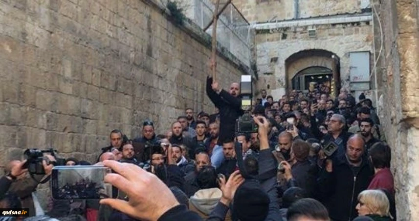 احتفالات تعم أحیاء القدس ابتهاجاً بتجمید قرار فرض الضرائب 2