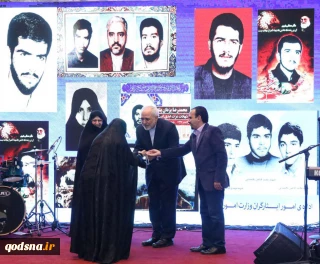 بحضور كريمة الإمام الخميني(رض) الدكتورة زهراء مصطفوي

بالصور.. إقامة حفل تكريم أسر شهداء الوزارة الخارجية الإيرانية
