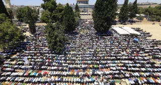 نماز جمعه مسجدالاقصی با 50 هزار نمازگزار فلسطینی باشکوه برگزار شد
