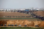 الفلسطينيون يحيون يوم الأرض بمسيرات العودة في غزة 5