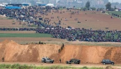 الفلسطينيون يحيون يوم الأرض بمسيرات العودة في غزة 13