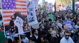 نامه ۳هزار نفر از فعالان دانشجویی خطاب به رهبر انقلاب و مردم:

انقلاب ایران ، عمق نفوذ نظام استکبار بر غرب آسیا را محدود کرده است// امروز منطقه دیگر حیاط خلوت آمریکا و صهیونیسم نیست/آمریکا خواست دولت‌های مرتجع  بمانند و نماندند، آمریکا خواست دولت سوریه سقوط کند و ما خواستیم که بماند/