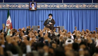 رهبر انقلاب در دیدار وزیر و جمعی از کارکنان وزارت اطلاعات:

برای غلبه بر دشمن علاوه بر دفاع باید برنامه تهاجم نیز داشت/وزارت اطلاعات باید انقلابی بماندو انقلابی عمل کند/ در جمهوری اسلامی باید با فساد و روحیه اشرافی‌گری به‌شدت مقابله شود