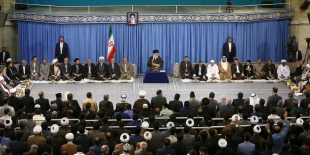 رهبر معظم انقلاب در دیدار شرکت‌کنندگان مسابقات بین‌المللی قرآن:

کشورهای اسلامی در اثر تمسک‌نجستن به قرآن دچار «بیماری ذلت» شده‌اند/ ایران با عمل به قرآن مقابل آمریکا ایستاده و پیشرفت کرده است 3