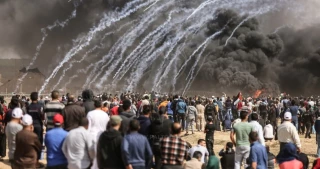بينهم صحفيين وطواقم طبية

ثلاثة شهداء واصابة 883 آخرين في الجمعة الخامسة لمسيرة العودة شرق غزة