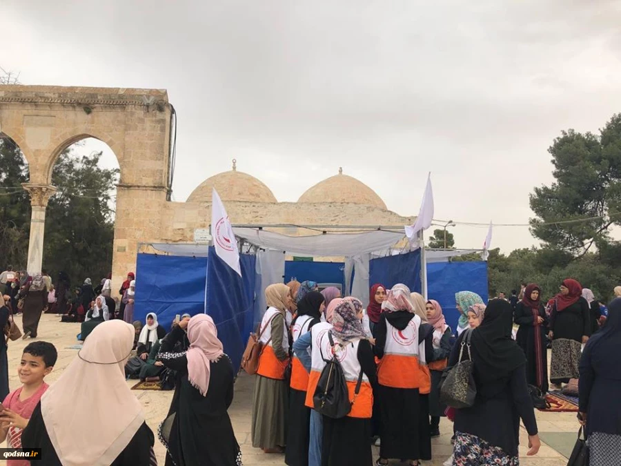 تلاش مردم روزه دار فلسطین برای اقامه نماز در مسجد الاقصی

 8