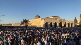 Warga Palestina Shalat Idul Fitri di al-Aqsa dan Perbatasan Gaza