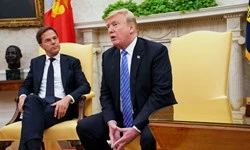 واشنگتن پست:

 جنگ تجاری میان اروپا و آمریکا بالا گرفت/«نه شگفت‌انگیز» نخست‌وزیر هلند به ترامپ، حاکی از عمق تنش اروپا با آمریکاست