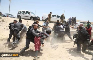 منابع رسانه ای گزارش دادند:

ضرب و شتم و خلع حجاب زنان فلسطینی توسط نظامیان صهیونیست+تصاویر