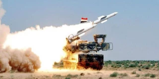 الدفاعات الجوية السورية تمكنت من إسقاط عدد من الصواريخ المستخدمة في العدوان

الدفاعات السورية تتصدى لعدوان على مطار التيفور بريف حمص وتصيب طائرة معادية