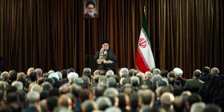 رهبر معظم انقلاب اسلامی در دیدار سفیران، کارداران و مسئولان وزارت امور خارجه:

تصور حل مشکلات از راه مذاکره یا رابطه با آمریکا خطایی واضح است/ علت خصومت امریکا با توان هسته‌ای یا حضور منطقه‌ای ایران،مخالفت با قدرت ایران است