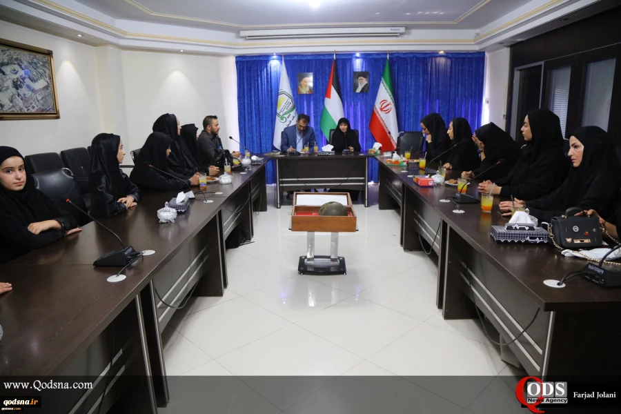 Pertemuan Putri Imam Khomeini dengan para Il 10