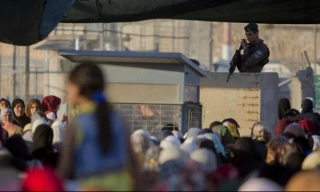 جنود الاحتلال الإسرائيلي.. تحرش جنسي وسرقة أموال وممتلكات من فلسطينيين