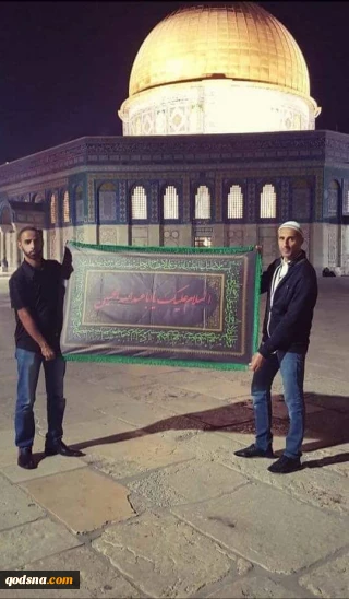 پرچم عزای امام حسین (ع) در دست جوانان فلسطینی در مسجد الاقصی + عکس