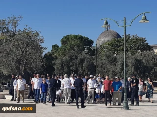 منابع فلسطینی امروز گزارش دادند:

یورش 1000 شهرک نشین صهیونیست به مسجدالاقصی در ادامه مراسم‎های عید عرش+ تصاویر