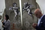 الفنان بانكسي يبهر العالم بلوحة فنية عن جدار الفصل  2
