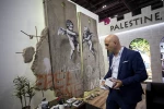الفنان بانكسي يبهر العالم بلوحة فنية عن جدار الفصل  5