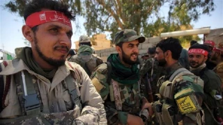 Pasukan Relawan Irak Serang Markas Daesh di Suriah