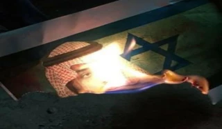 تنديدا بدوره في التمهيد للتطبيع مع الكيان الصهيوني

إحراق صور محمد بن سلمان في البحرين/ الثوار اتهموه بالإرهاب وارتكاب الجرائم وخدمة المصالح الصّهيونيّة
