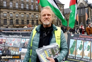 Aktivis Belanda melakukan aksi protes sendiri setiap minggu terhadap kezaliman Israel