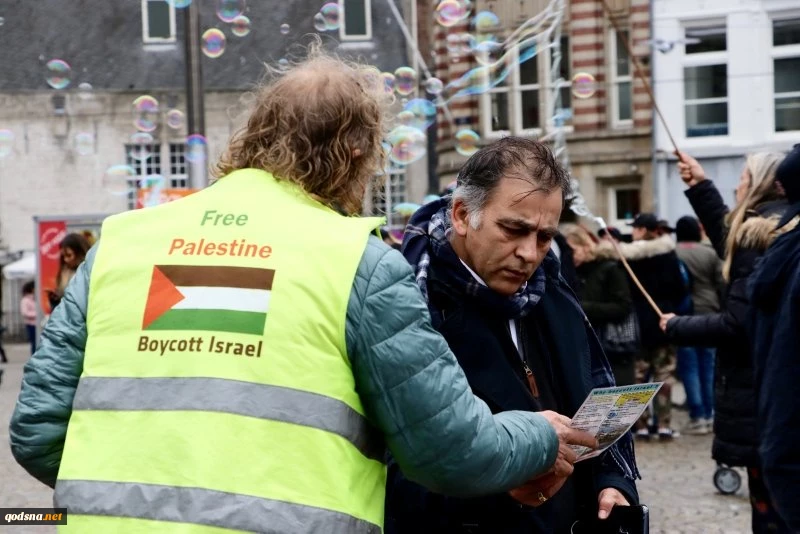 Aktivis Belanda melakukan aksi protes sendiri setiap minggu terhadap kezaliman Israel 8