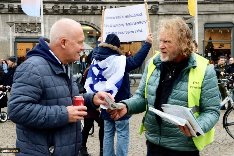 Aktivis Belanda melakukan aksi protes sendiri setiap minggu terhadap kezaliman Israel 10