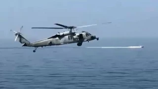 Perahu Cepat Pasdaran Dekati Kapal Induk AS