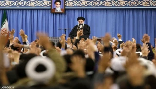 قائد الثورة: بعض قادة اميركا حمقى من الدرجة الاولى