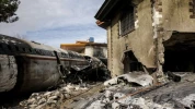 Pesawat Boeing 707 Jatuh atas Rumah Warga Tehran di Iran 17